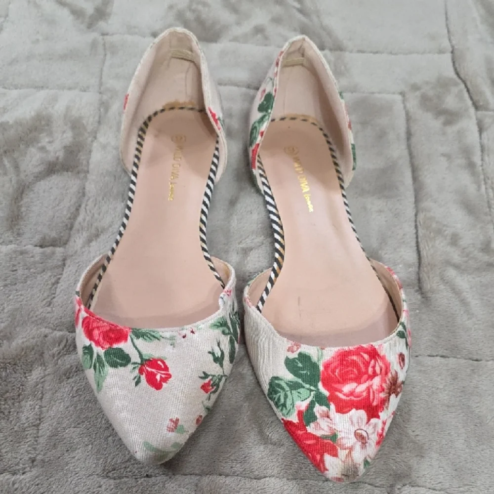 Wild Diva Lounge Womens Slip-On Flats Shoes‎ Cream W/Roses Sz 9 EUC